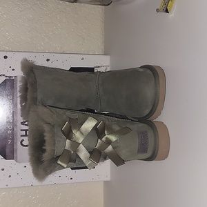 UGG Short Bailey Bow II 2.0 in color Antelope, sz 6/ eu 37